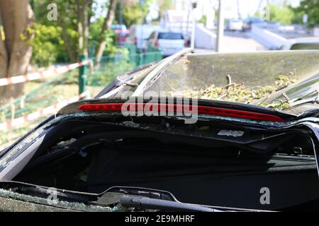 Immagine simbolo: Nuova auto con perdita totale dopo tempesta Foto Stock