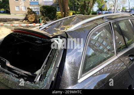 Immagine simbolo: Nuova auto con perdita totale dopo tempesta Foto Stock