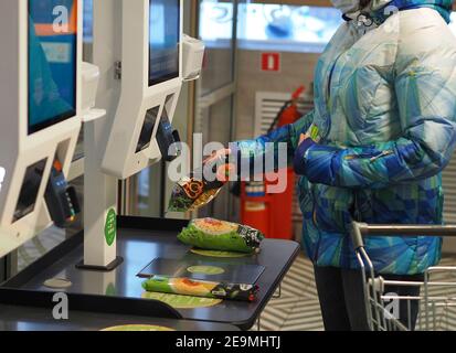 Le tecnologie più recenti. Check-out self-service nel supermercato. Foto Stock