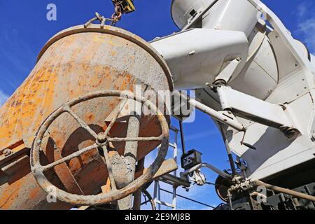 La betoniera per autocarri fornisce calcestruzzo fresco al cantiere Foto Stock