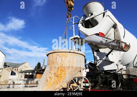 La betoniera per autocarri fornisce calcestruzzo fresco al cantiere Foto Stock