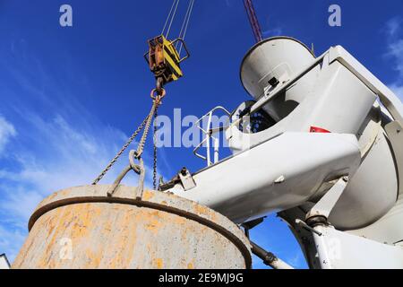 La betoniera per autocarri fornisce calcestruzzo fresco al cantiere Foto Stock