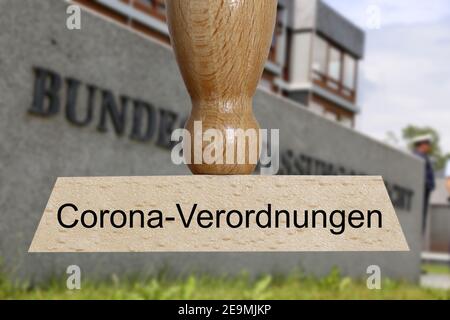 Immagine simbolo denuncia costituzionale contro ordinanze corona: In primo piano un francobollo, sullo sfondo la Corte costituzionale federale (Bundes Foto Stock