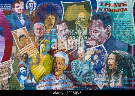 Regno Unito e Irlanda del Nord, Belfast, Falls Road, International parete murales politici Foto Stock