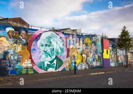 Regno Unito, Irlanda del Nord, Belfast, Falls Road, International Wall, murales politici Foto Stock