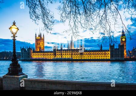 Le Case del Parlamento lungo il fiume Tamigi a Londra di notte. Foto Stock