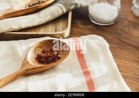 Tovagliolo di lino a righe su tavola di legno primo piano Foto Stock