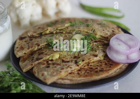 La paratha di Gobi o la paratha di cavolfiore è un tipo di paratha o parantha o pane piatto, che è farcito con cavolfiore aromatizzato e verdure. Siamo noi Foto Stock