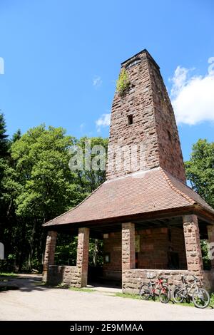 La torre di osservazione sulla pietra bianca (Weisser Stein). La pietra Bianca è una cima di montagna e, allo stesso tempo, una popolare meta escursionistica nell'Odenwa Foto Stock