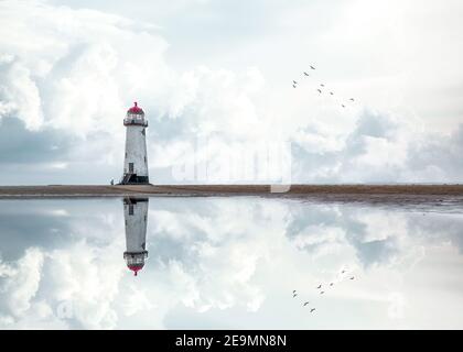 Faro in piedi piscina d'acqua spettacolare tempesta nuvole riflesso Acqua riflessa scalini del mare Galles spiaggia di sabbia ancora acqua piscina Foto Stock