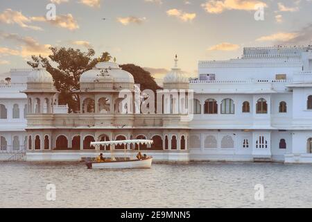 Udaipur India - 19 gennaio 2020: Taj Lake Palace sul lago di Pichola all'alba a Udaipur Rajasthan India. Foto Stock