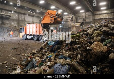 Rostock, Germania. 05 febbraio 2021. I rifiuti residui provenienti dalla città anseatica e dall'area circostante vengono consegnati alla filiale di Veolia Umweltservice Nord EVG GmbH nel porto per un ulteriore riciclaggio. Credit: Bernd Wüstneck/dpa-Zentralbild/ZB/dpa/Alamy Live News Foto Stock