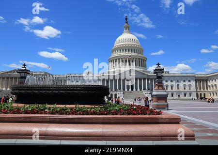 WASHINGTON DC, USA - 14 GIUGNO 2013: La gente cammina dal Campidoglio nazionale degli Stati Uniti a Washington DC. 18.9 milioni di turisti hanno visitato la capitale degli Stati Uniti in Foto Stock