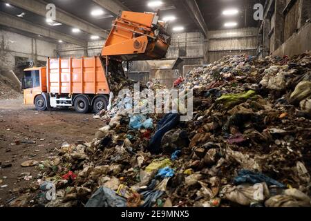 Rostock, Germania. 05 febbraio 2021. I rifiuti residui provenienti dalla città anseatica e dall'area circostante vengono consegnati alla filiale di Veolia Umweltservice Nord EVG GmbH nel porto per un ulteriore riciclaggio. Credit: Bernd Wüstneck/dpa-Zentralbild/ZB/dpa/Alamy Live News Foto Stock