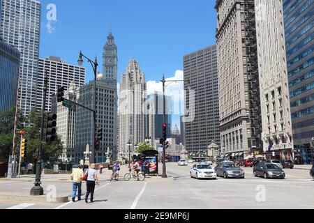 CHICAGO, USA - 27 GIUGNO 2013: La gente guida sotto il Wrigley Building a Chicago. L'edificio è stato completato nel 1924 ed è alto 130m. È rivestito in smalto Foto Stock