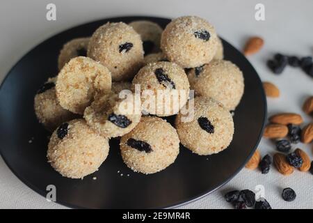 Rava laddu è un dolce sudindiano fatto con semola, zucchero, ghee, anacardi e uvetta. Rava è il termine indiano per semola e laddu sono palla dolce Foto Stock