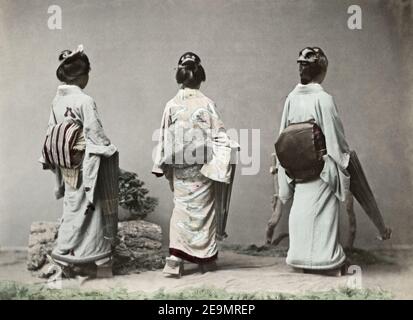 Foto della fine del XIX secolo - Geishas che mostra le ceneri dell'OBI, Giappone Foto Stock