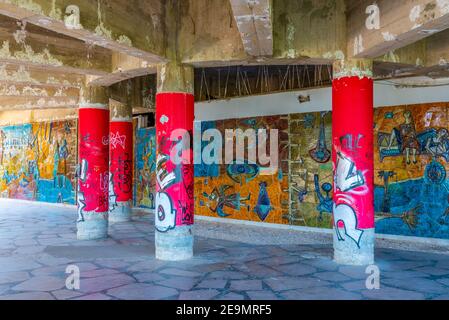 LISBONA, PORTOGALLO, 1 GIUGNO 2019: Graphitti all'interno delle rovine di un ex ristorante Monsanto a Lisbona, Portogallo Foto Stock