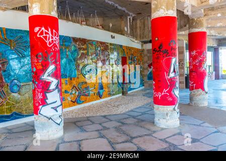 LISBONA, PORTOGALLO, 1 GIUGNO 2019: Graphitti all'interno delle rovine di un ex ristorante Monsanto a Lisbona, Portogallo Foto Stock