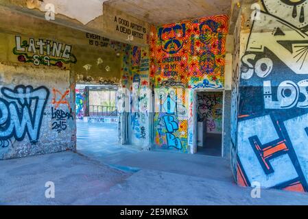 LISBONA, PORTOGALLO, 1 GIUGNO 2019: Graphitti all'interno delle rovine di un ex ristorante Monsanto a Lisbona, Portogallo Foto Stock