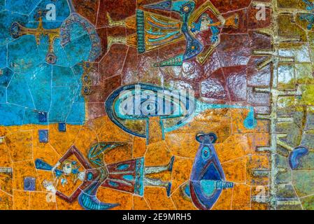 LISBONA, PORTOGALLO, 1 GIUGNO 2019: Graphitti all'interno delle rovine di un ex ristorante Monsanto a Lisbona, Portogallo Foto Stock