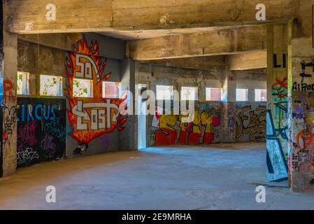 LISBONA, PORTOGALLO, 1 GIUGNO 2019: Graphitti all'interno delle rovine di un ex ristorante Monsanto a Lisbona, Portogallo Foto Stock