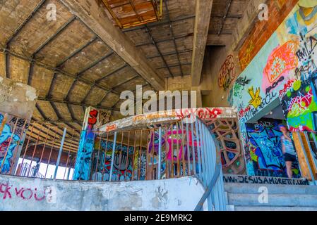 LISBONA, PORTOGALLO, 1 GIUGNO 2019: Graphitti all'interno delle rovine di un ex ristorante Monsanto a Lisbona, Portogallo Foto Stock