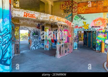 LISBONA, PORTOGALLO, 1 GIUGNO 2019: Graphitti all'interno delle rovine di un ex ristorante Monsanto a Lisbona, Portogallo Foto Stock