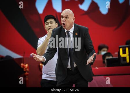 (210205) -- ZHUJI, 5 febbraio 2021 (Xinhua) -- Capo allenatore Neven Spahija di Shanghai Sharks gesti durante la 39a partita tra Shanghai Sharks e Qingdao Eagles alla stagione 2020-2021 della Chinese Basketball Association (CBA) League a Zhuji, Provincia Zhejiang della Cina orientale, 5 febbraio 2021. (Xinhua/Pan Yulong) Foto Stock