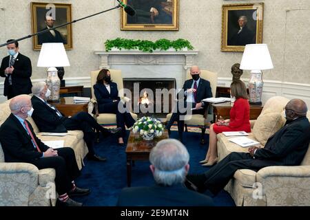 Il presidente degli Stati Uniti Joe Biden, di centro destra, e la maggioranza della Camera degli Stati Uniti Whip James Clyburn (democratico della Carolina del Sud), di destra, presidente della Camera dei rappresentanti degli Stati Uniti Nancy Pelosi (democratico della California), leader della maggioranza della Camera degli Stati Uniti Steny Hoyer (democratico del Maryland), E il rappresentante degli Stati Uniti Peter DeFazio (democratico dell'Oregon) presso l'Ufficio ovale della Casa Bianca a Washington venerdì 5 febbraio 2021. Credit: Stefani Reynolds / Pool via CNP | utilizzo in tutto il mondo Foto Stock