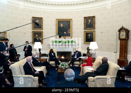 Il presidente degli Stati Uniti Joe Biden, di centro destra, e la maggioranza della Camera degli Stati Uniti Whip James Clyburn (democratico della Carolina del Sud), di destra, presidente della Camera dei rappresentanti degli Stati Uniti Nancy Pelosi (democratico della California), leader della maggioranza della Camera degli Stati Uniti Steny Hoyer (democratico del Maryland), E il rappresentante degli Stati Uniti Peter DeFazio (democratico dell'Oregon) presso l'Ufficio ovale della Casa Bianca a Washington venerdì 5 febbraio 2021. Credit: Stefani Reynolds / Pool via CNP | utilizzo in tutto il mondo Foto Stock