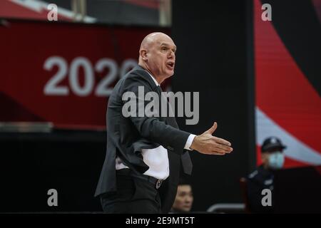 (210205) -- ZHUJI, 5 febbraio 2021 (Xinhua) -- Capo allenatore Neven Spahija di Shanghai Sharks gesti durante la 39a partita tra Shanghai Sharks e Qingdao Eagles alla stagione 2020-2021 della Chinese Basketball Association (CBA) League a Zhuji, Provincia Zhejiang della Cina orientale, 5 febbraio 2021. (Xinhua/Pan Yulong) Foto Stock