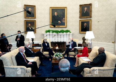 Il presidente degli Stati Uniti Joe Biden, di centro destra, e la maggioranza della Camera degli Stati Uniti Whip James Clyburn (democratico della Carolina del Sud), di destra, presidente della Camera dei rappresentanti degli Stati Uniti Nancy Pelosi (democratico della California), leader della maggioranza della Camera degli Stati Uniti Steny Hoyer (democratico del Maryland), E il rappresentante degli Stati Uniti Peter DeFazio (democratico dell'Oregon) presso l'Ufficio ovale della Casa Bianca a Washington venerdì 5 febbraio 2021. Credit: Stefani Reynolds / Pool via CNP | utilizzo in tutto il mondo Foto Stock