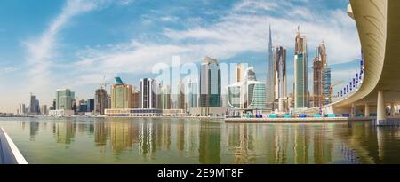 DUBAI, Emirati Arabi Uniti - 29 Marzo 2017: la skyline con il ponte sul nuovo canale e il centro cittadino e il Burj Khalifa Tower. Foto Stock