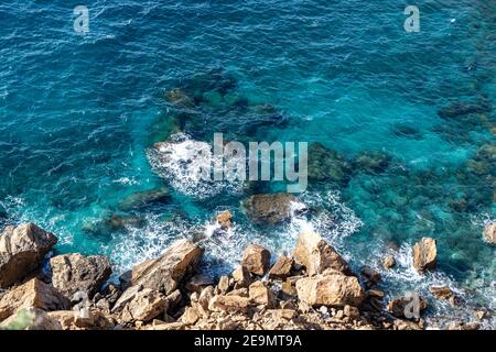 Stagcape. Onde che si infrangono su rocce, vista della costa rocciosa dall'alto, giorno di sole Foto Stock