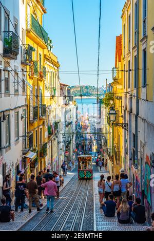 LISBONA, PORTOGALLO, 1 GIUGNO 2019: La gente aspetta il tram Elevador la Bica a Lisbona, Portogallo Foto Stock