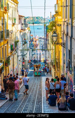 LISBONA, PORTOGALLO, 1 GIUGNO 2019: La gente aspetta il tram Elevador la Bica a Lisbona, Portogallo Foto Stock