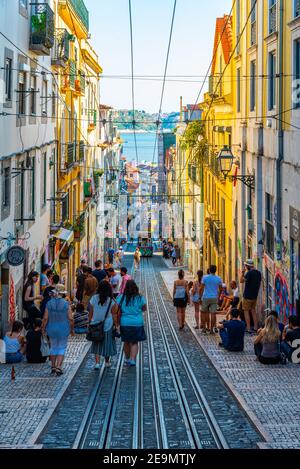 LISBONA, PORTOGALLO, 1 GIUGNO 2019: La gente aspetta il tram Elevador la Bica a Lisbona, Portogallo Foto Stock