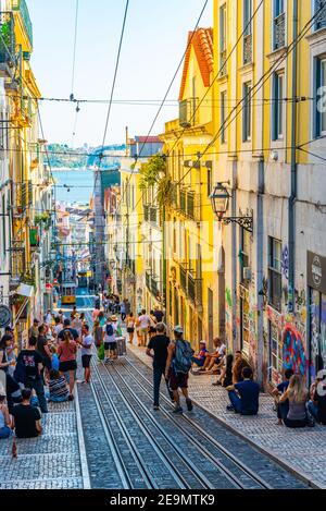 LISBONA, PORTOGALLO, 1 GIUGNO 2019: La gente aspetta il tram Elevador la Bica a Lisbona, Portogallo Foto Stock