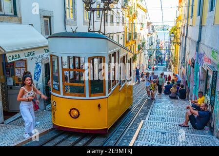 LISBONA, PORTOGALLO, 1 GIUGNO 2019: La gente aspetta il tram Elevador la Bica a Lisbona, Portogallo Foto Stock