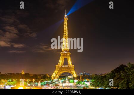 La famosa Torre Eiffel di notte, con il suo vestito d'oro, dal Trocadero, a Parigi, Francia Foto Stock