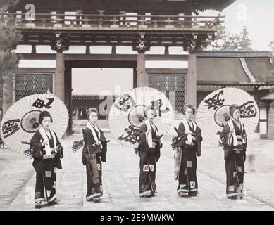 Foto della fine del XIX secolo - Geishas con ombrelloni, Giappone Foto Stock