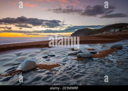 Seatown, Dorset, Regno Unito. 5 febbraio 2021. Regno Unito Meteo. Tramonto vista dalla spiaggia di Seatown in Dorset guardando verso le scogliere di Golden Cap alla fine di una giornata di incantesimi di sole. Picture Credit: Graham Hunt/Alamy Live News Foto Stock