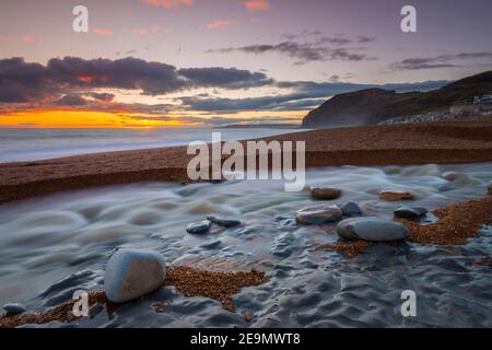 Seatown, Dorset, Regno Unito. 5 febbraio 2021. Regno Unito Meteo. Tramonto vista dalla spiaggia di Seatown in Dorset guardando verso le scogliere di Golden Cap alla fine di una giornata di incantesimi di sole. Picture Credit: Graham Hunt/Alamy Live News Foto Stock