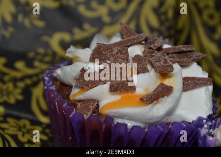 Cupcakes in casse di torta viola - pezzi di cioccolato al latte - REGNO UNITO Foto Stock