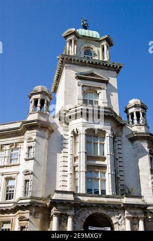 Facciata del Park Building nel centro di Portsmouth, Hampshire. Ora parte dell'Università della città, è stato costruito nel 1908 da G.E Smith fuori Portland Sto Foto Stock