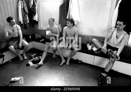 I giocatori del Wolverhampton Wanderers Football Club nel vecchio spogliatoio per l'ultima volta prima che il Molineux Stadium fosse stato risviluppato l'11 maggio 1991. Colin Taylor, Keith Downing, Paul Birch, Paul Cook IMMAGINE DI DAVID BAGNALL Foto Stock