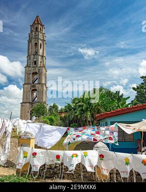 Vista sulla torre della tenuta Manaca Iznaga nella Valle dei Mulini di zucchero fuori Trinidad, Sancti Spíritus, Cuba Foto Stock