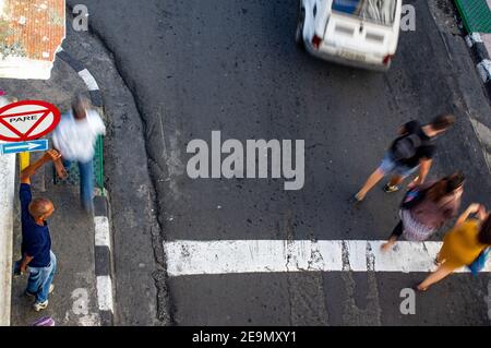 Vista dall'alto di un angolo della strada a Santiago de Cuba, Cuba Foto Stock