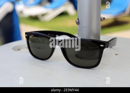 Classic Ray Ban Aviator occhiali da sole Foto stock - Alamy
